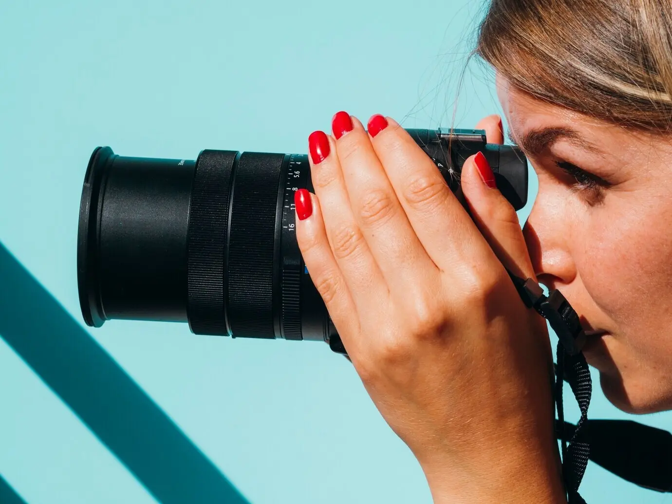 A woman using a photo camera to take pictures